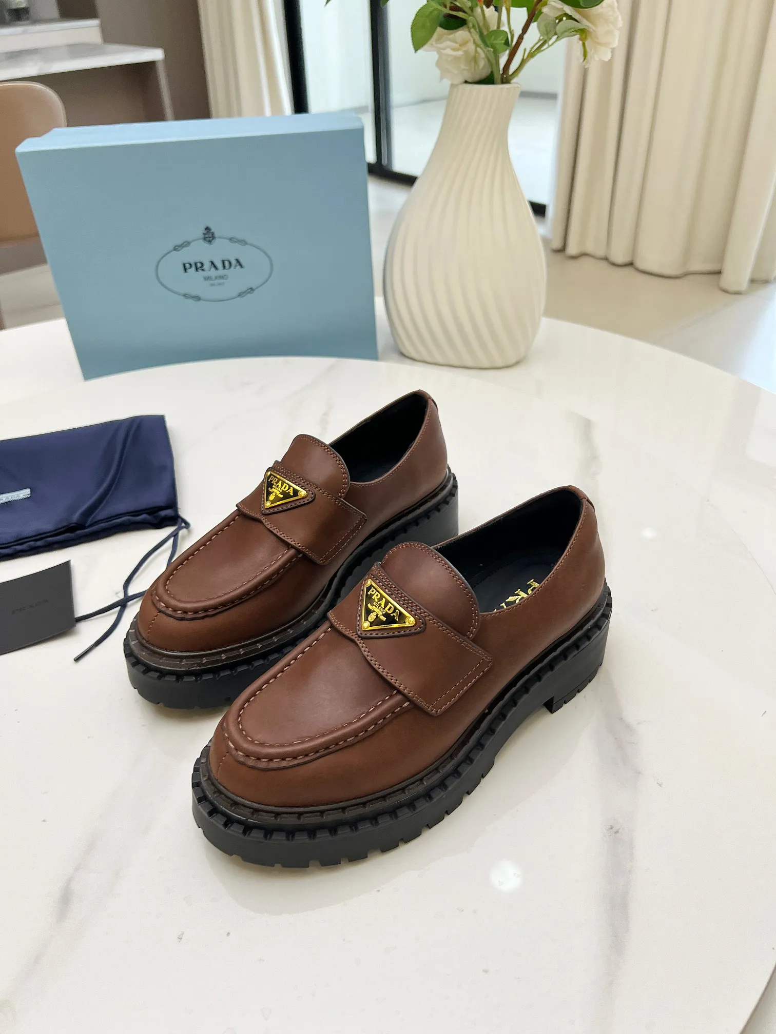 👟👟Ex-factory price 560👟👟 𝐏𝐑𝐀𝐃𝐀#Prada Thick-soled Retro Beef Tendon Triangular Loafers Fashionable Thick-soled Casual Motorcycle Loafers Unique taste, everyone loves them and they are easy to control. They are popular every year. There are also versatile classic shoe lasts that are enough to conquer you. Wear them to increase your height and leisure. It is simple and handsome on the feet. The fabric is imported calfskin, the lining of the foot pads is soft and delicate, the rubber foam original sole, the outsole height is 5CM, the standard code number: 35-40 (41 customized, non-refundable)